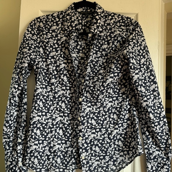 Beautifully tailored brooks brothers button down. - Picture 1 of 2